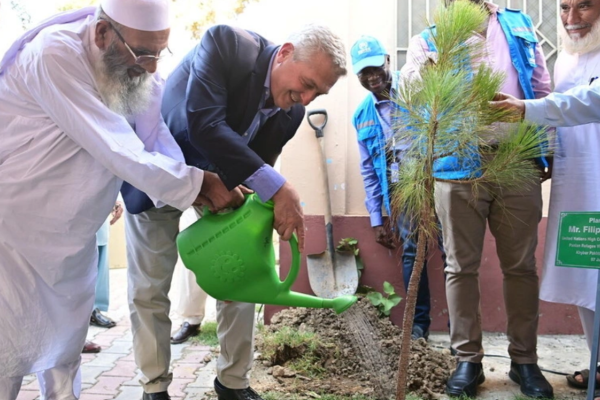 UNHCR's Filippo Grandi plants a tree with Afghan refugees in Panian Refugee Village in Khyber Pakhtunkhwa, Pakistan.  © UNHCR/Asif Shahzad
